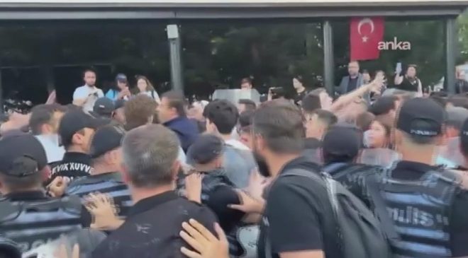 Ankara’da CHP’li gençlere polis müdahalesi