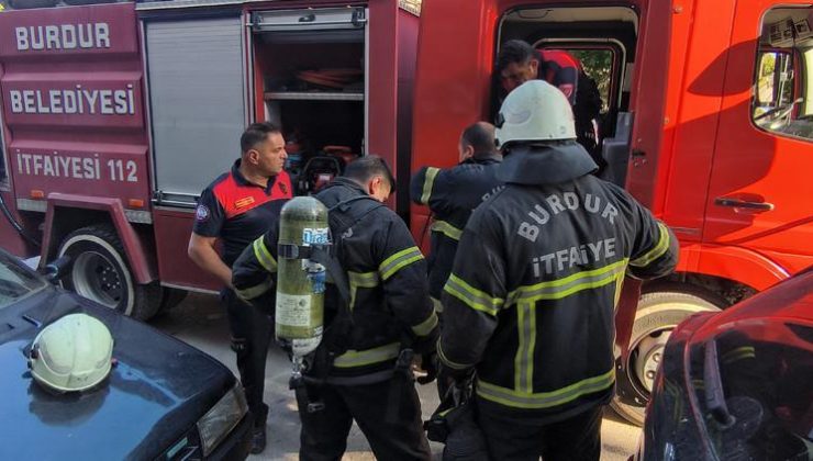 Burdur’da iş merkezinde çıkan yangın kısa sürede söndürüldü